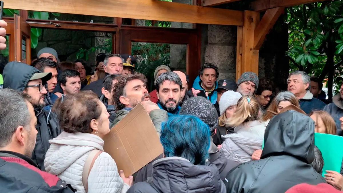 El intendente Carlos Saloniti, de San Martín de los Andes tuvo que darle explicaciones a los vecinos por el estacionamiento medido El intendente Carlos Saloniti, de San Martín de los Andes tuvo que darle explicaciones a los vecinos por el estacionamiento medido