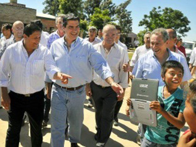 Capitanich llamó a luchar contra quienes pretenden desestabilizar al gobierno al inaugurar viviendas