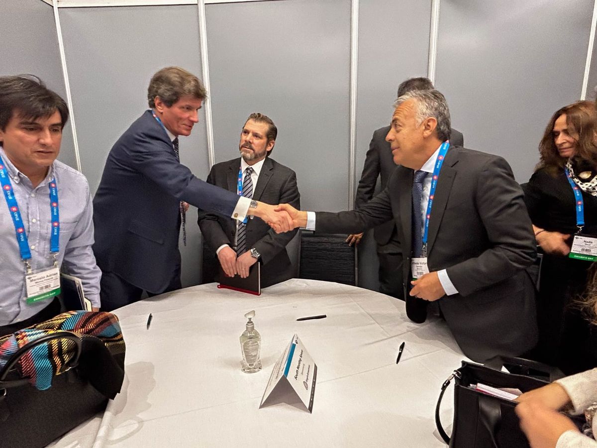 El gobernador Cornejo con José Fernández, Subsecretario de Desarrollo Económico y Energía del Departamento de Estado de Estados Unidos