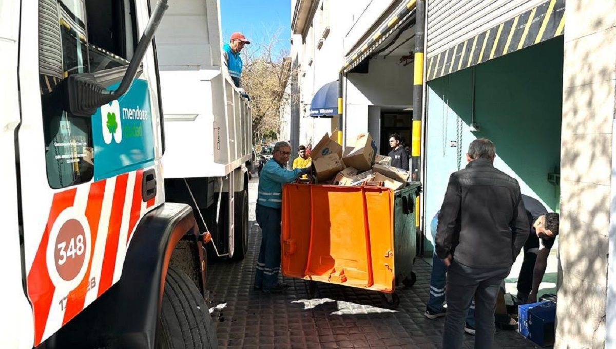La Ciudad es la encargada de poner el transporte y el servicio de recolección lleva el material a la planta en donde es recibido por los recuperadores urbanos. La Ciudad es la encargada de poner el transporte y el servicio de recolección lleva el material a la planta en donde es recibido por los recuperadores urbanos.