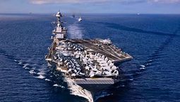 El portaaviones de Estados Unidos USS Gerald R. Ford, acompañado por escuadrones de combate y destructores de misiles guiados.