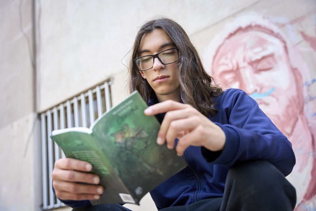 A Oliverio Frias Puebla le gusta leer libros en formato papel, no digital. De ahí que su ópera prima no tenga aún versión para el celular. A Oliverio Frias Puebla le gusta leer libros en formato papel, no digital. De ahí que su ópera prima no tenga aún versión para el celular.