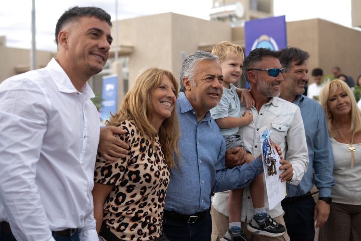 El gobernador Alfredo Cornejo junto al intendente de Guaymall&eacute;n, Marcos Calvente y autoridades del Gobierno durante la entrega de viviendas en el barrio San Alberto III.