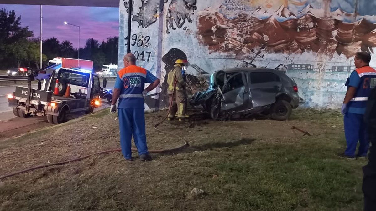 El auto quedó completamente destruido contra el paredón del Puente de Hierro, en Guaymallén.