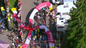 Flor de susto el Tour: se desinfló un inflable y atrapó a los ciclistas