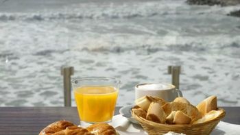 Un robo: fue a desayunar a la costa y le cobraron 7 