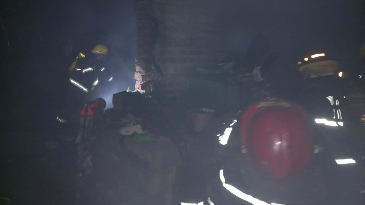 Los Bomberos trabajaron para extinguir las llamas dentro de una casa de Maipú. Los Bomberos trabajaron para extinguir las llamas dentro de una casa de Maipú.