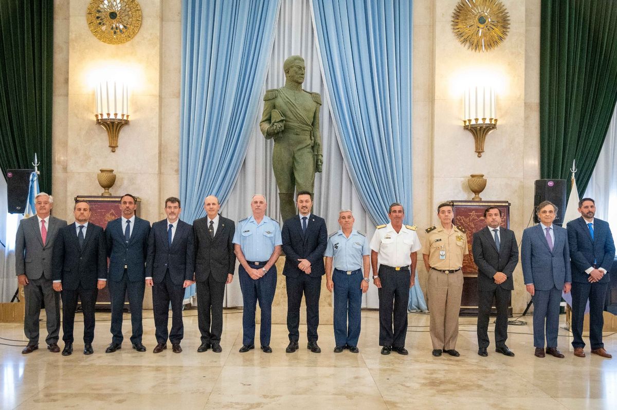 El equipo completo de Luis Petri en el Ministerio de Defensa de la Nación. El equipo completo de Luis Petri en el Ministerio de Defensa de la Nación.