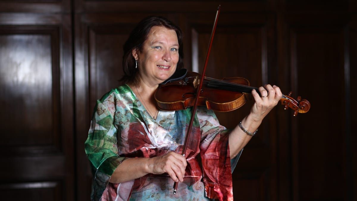 La violinista de la Filarmónica de Mendoza, Mariela Nedyalkova, es búlgara y se acaba de jubilar después de 30 años de carrera en la orquesta provincial.