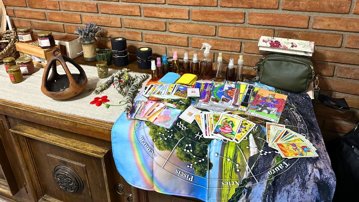 La celebración de dos emprendedoras mendocinas se inspiró en el Día de los Santos y de los Muertos. Tarot y sabores picantes. La celebración de dos emprendedoras mendocinas se inspiró en el Día de los Santos y de los Muertos. Tarot y sabores picantes.