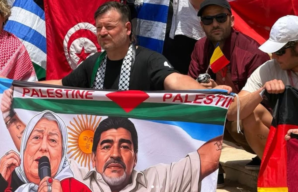 Lucas Aguilera con una bandera de Maradona y de Hebe de Bonafini. Lucas Aguilera con una bandera de Maradona y de Hebe de Bonafini.