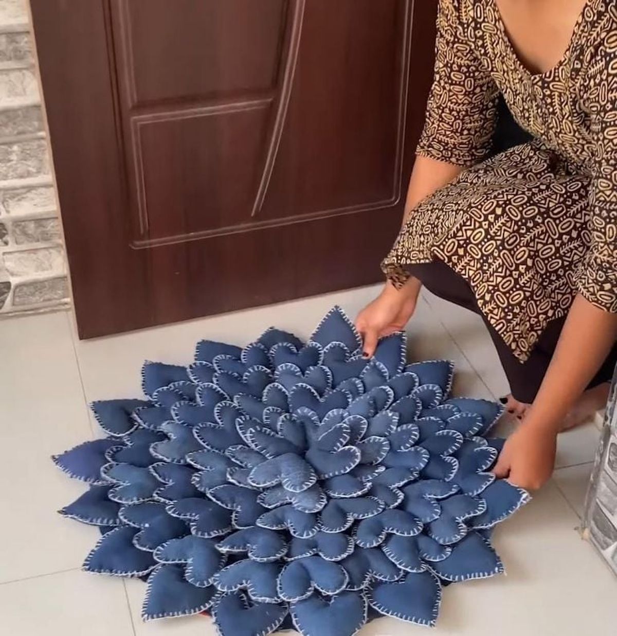 Reciclá tus jeans viejos y creá una alfombra divina. Reciclá tus jeans viejos y creá una alfombra divina.