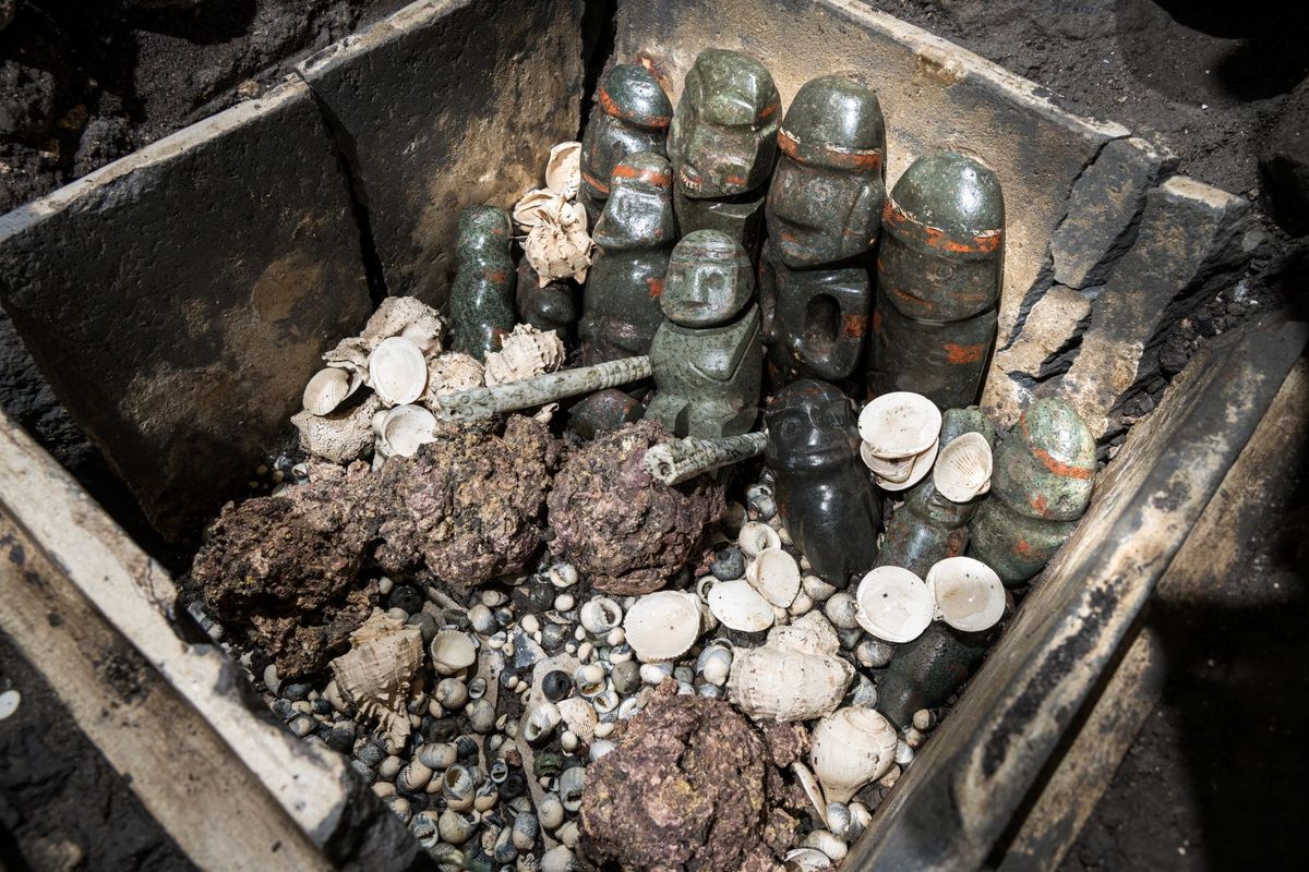 Abren tres cofres antiguos en México y encuentran algo descomunal