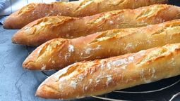 Pan baguette una de las recetas fáciles parachuparse los dedos.