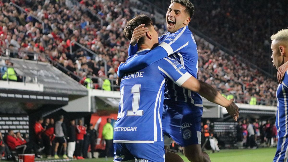 Tadeo Allende se abraza con Hernán López Muñoz que le dio la asistencia. Tadeo Allende se abraza con Hernán López Muñoz que le dio la asistencia.