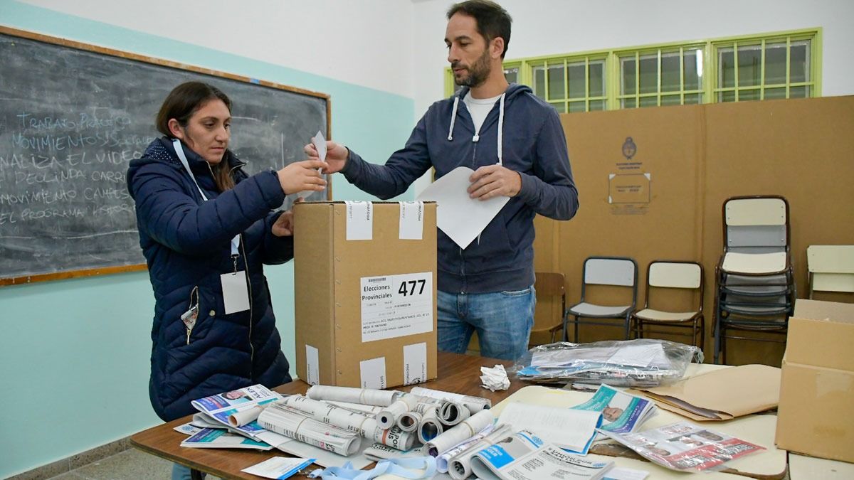 Los comicios abrieron en una fría mañana de domingo en la vecina provincia, donde se vota entre 185 posibilidades electorales