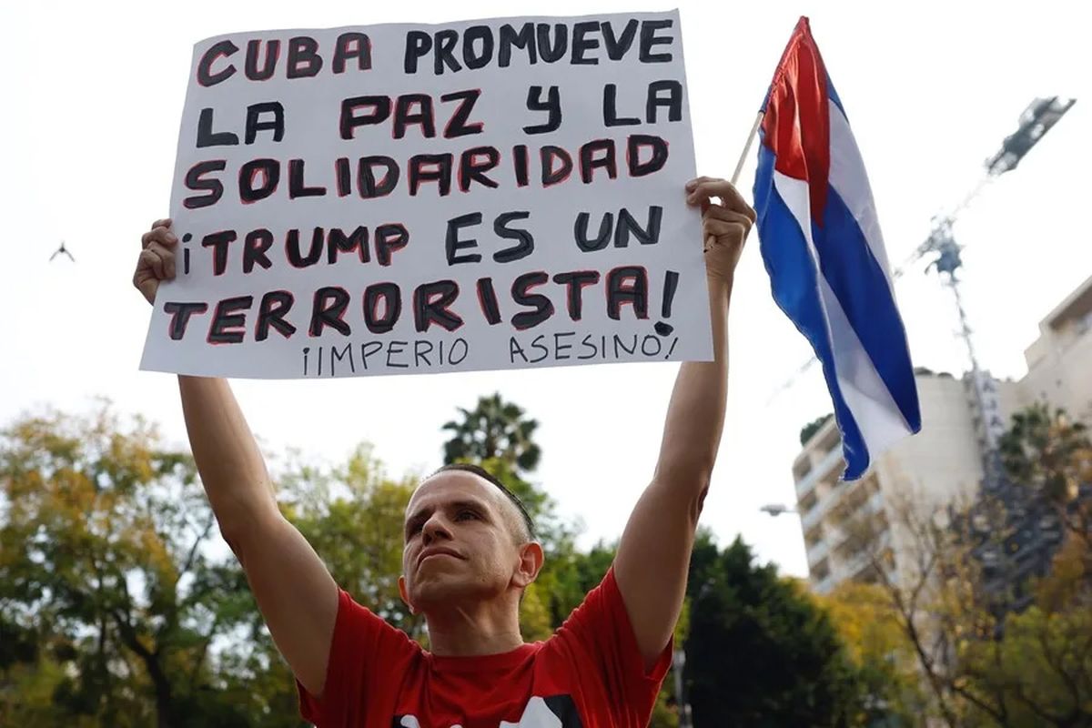 Una persona sostiene un cartel que condena que se vincule a Cuba con el terrorismo y critica al Gobierno de Donald Trump. Crédito: EFE/ Sáshenka Gutiérrez. Una persona sostiene un cartel que condena que se vincule a Cuba con el terrorismo y critica al Gobierno de Donald Trump. Crédito: EFE/ Sáshenka Gutiérrez.