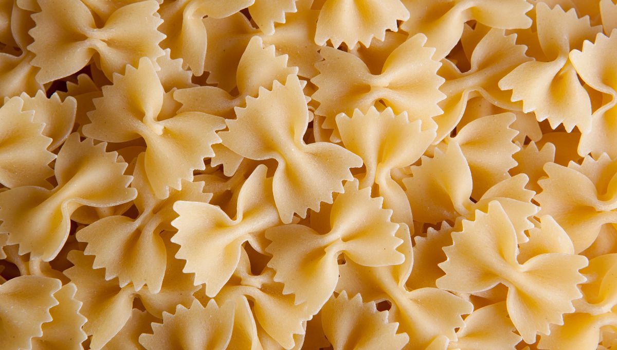 Usando los fideos moñitos, crea con ellos hermosos pinitos para decorar la mesa navideña