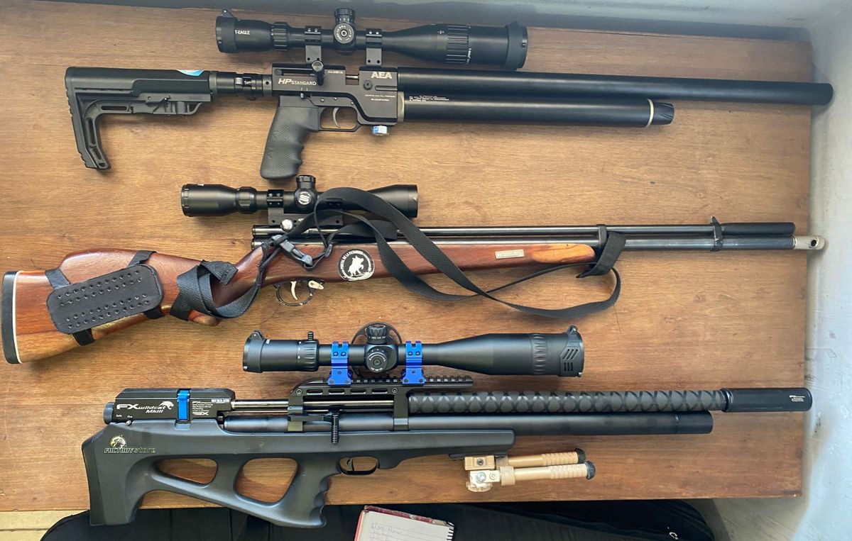 Las tres armas aire comprimido que la Policía secuestró en Godoy Cruz. Las tres armas aire comprimido que la Policía secuestró en Godoy Cruz.