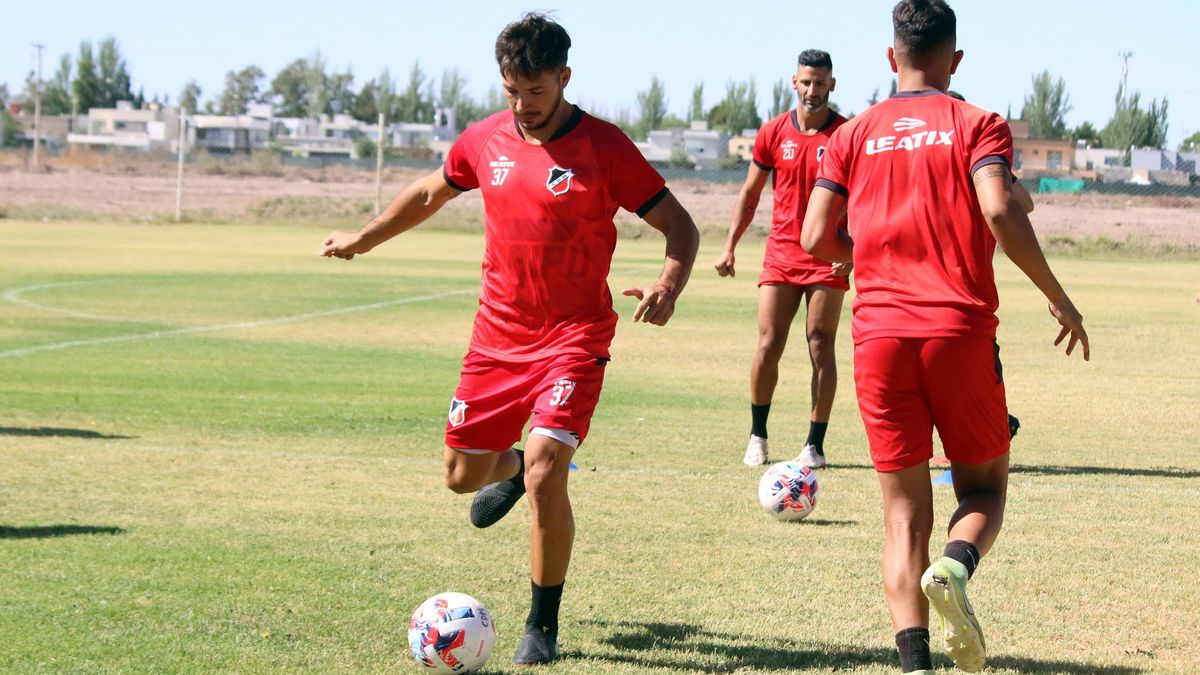 El delantero Matía Persia en acción en el entrenamiento.