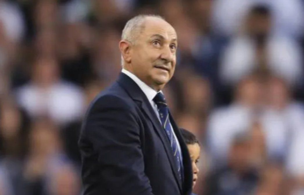 Osvaldo Ardiles está en su casa, en Inglaterra.