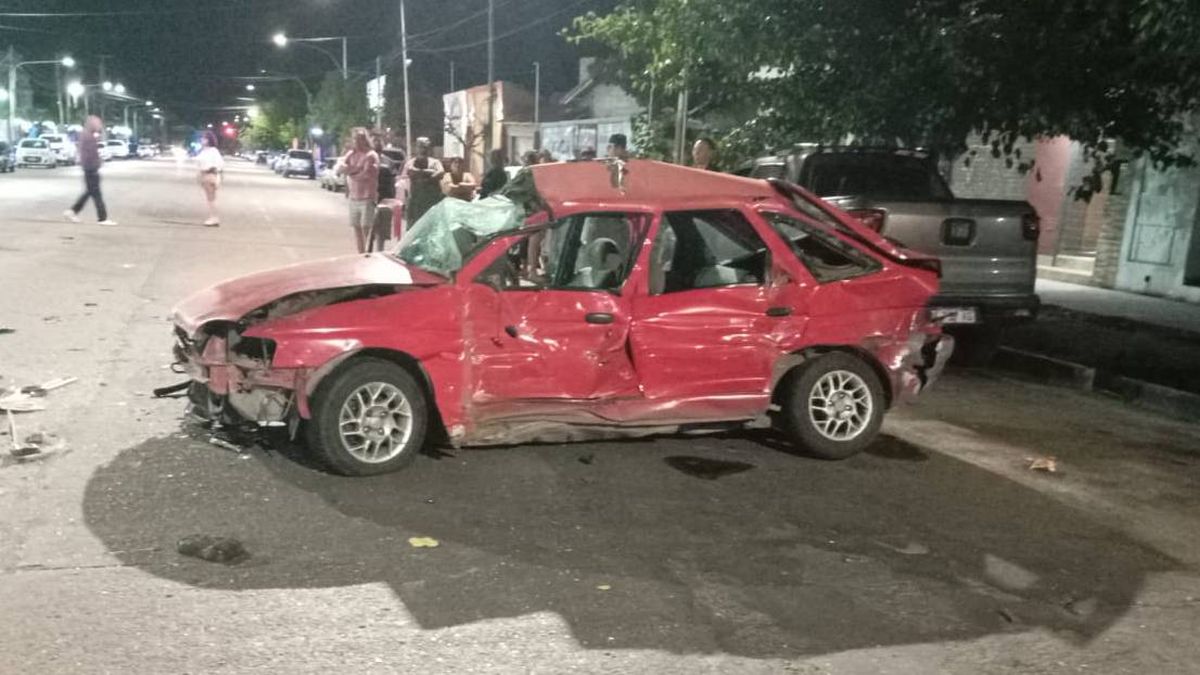 El conductor del vehículo quedó atrapado tras el choque en Guaymallén. Intentaron rescatarlo con vida pero falleció. El conductor del vehículo quedó atrapado tras el choque en Guaymallén. Intentaron rescatarlo con vida pero falleció.