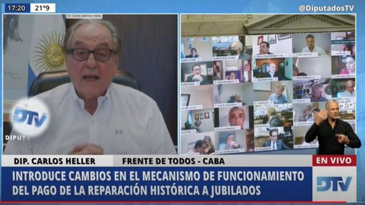 Ameri estuvo con una mujer mientras hablaba el diputado Carlos Heller sobre la ley de Reparación Histórica para los jubilados.