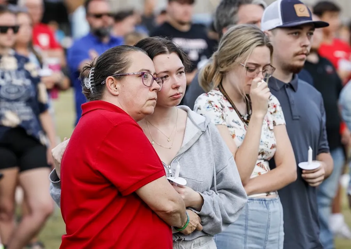 Sin consuelo, la gente se reúne durante una vigilia por las víctimas de un tiroteo en una escuela secundaria Apalachee en Winder, Georgia. Crédito: EFE/EPA/Erik S. Lesser. Sin consuelo, la gente se reúne durante una vigilia por las víctimas de un tiroteo en una escuela secundaria Apalachee en Winder, Georgia. Crédito: EFE/EPA/Erik S. Lesser.