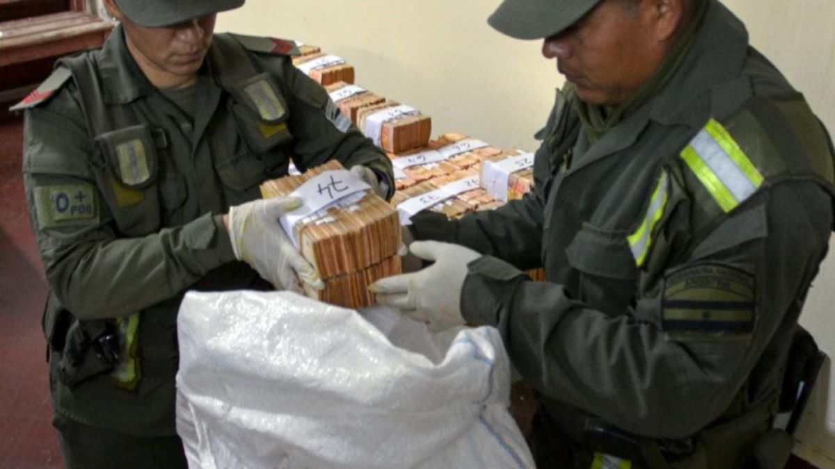 Uniformados de Gendarmería Nacional detectaron dinero sin el aval correspondiente en una camioneta que venía de San Juan con rumbo a Mendoza.