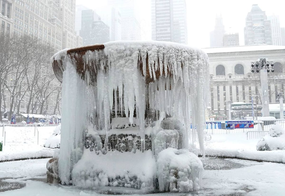Las tormentas invernales afectarán a toda la ciudad, con pistas y carreteras congeladas, creando un panorama difícil para los neoyorquinos Las tormentas invernales afectarán a toda la ciudad, con pistas y carreteras congeladas, creando un panorama difícil para los neoyorquinos
