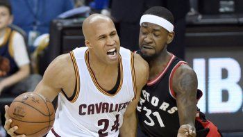 Cleveland arrasó a los Raptors  y quedó a un triunfo de ser finalista
