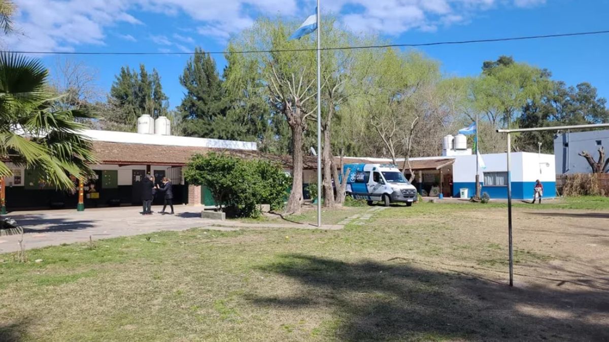 Un alumno atacó con un machete a su profesora y a una compañera en un colegio de Escobar. Ambas sufrieron heridas leves Un alumno atacó con un machete a su profesora y a una compañera en un colegio de Escobar. Ambas sufrieron heridas leves