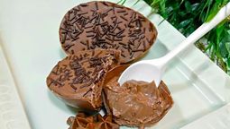 La ganache de chocolate tiene una receta simple para rellenar huevos de Pascuas.