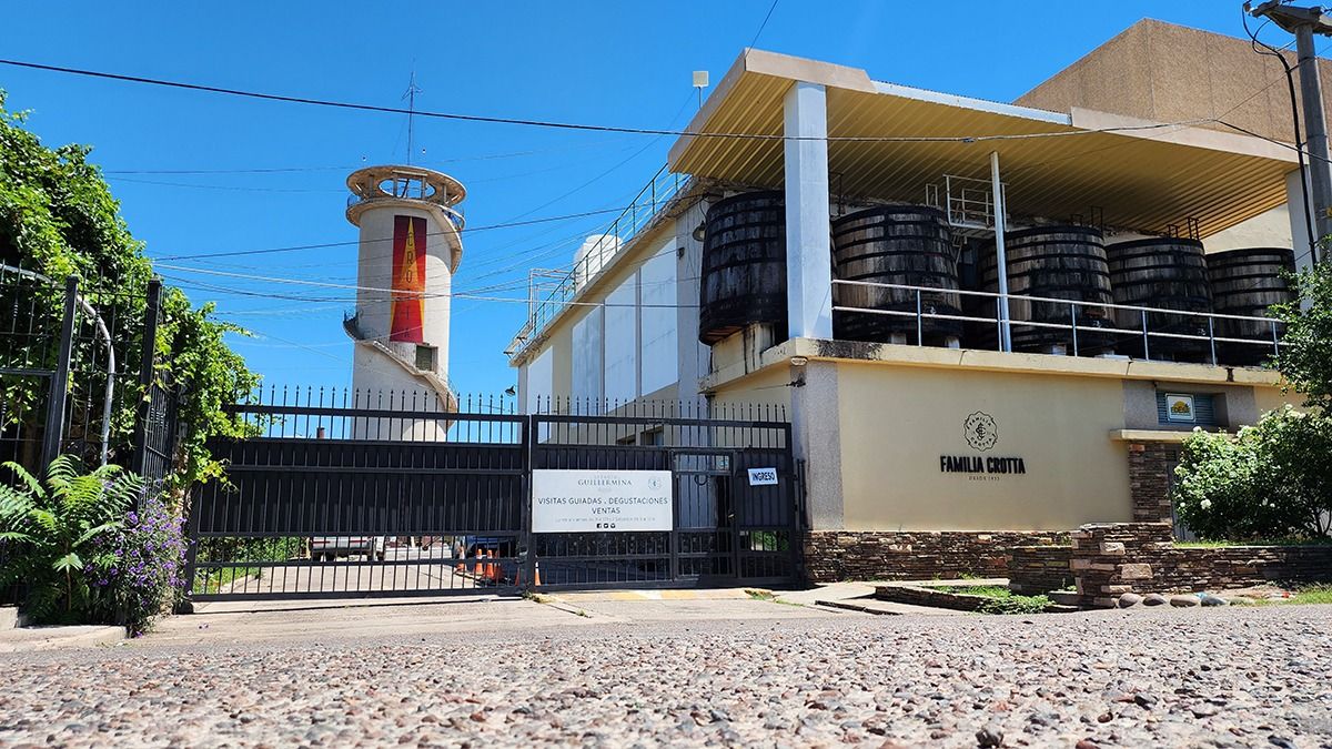 Desde la ruta 7 se distingue la torre de vino de la bodega Crotta, ubicada en el departamento de San Martín. Desde la ruta 7 se distingue la torre de vino de la bodega Crotta, ubicada en el departamento de San Martín.