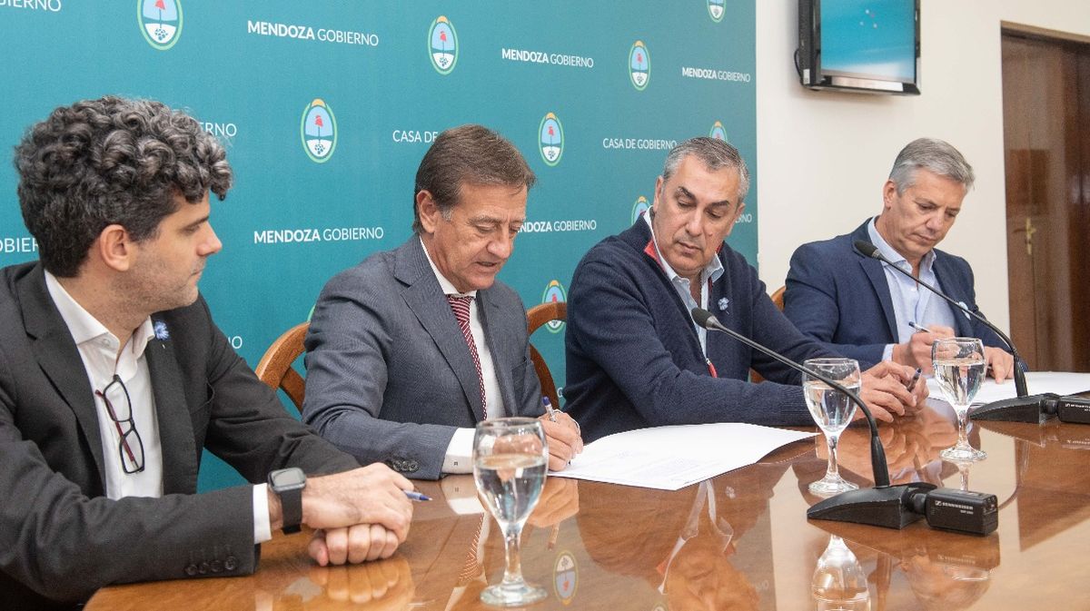 El gobernador Suarez junto a Gabriel Vienni