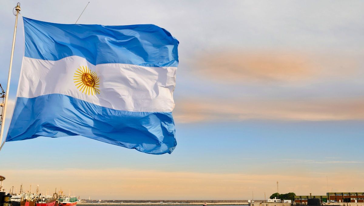 La bandera argentina flameó durante seis días en Monterrey, una ciudad costera de California La bandera argentina flameó durante seis días en Monterrey, una ciudad costera de California