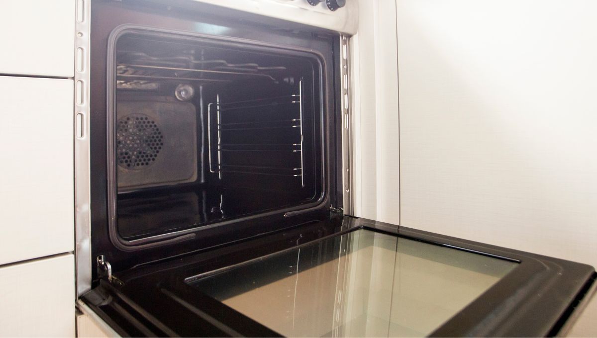 Horno con el doble cristal limpio Horno con el doble cristal limpio