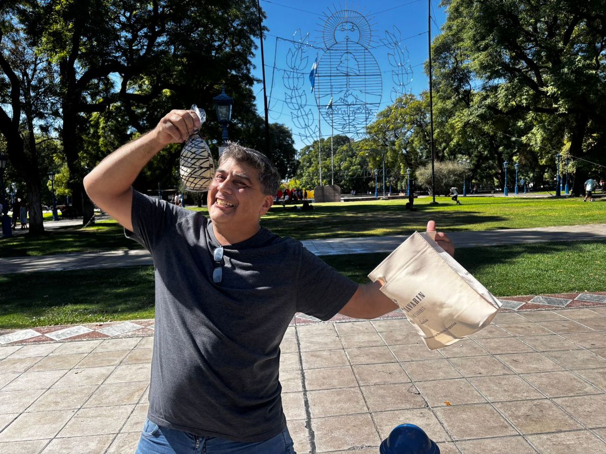 El ganador del huevo de Pascua de Nihuil, feliz compartió una foto desde la plaza Independencia. El ganador del huevo de Pascua de Nihuil, feliz compartió una foto desde la plaza Independencia.