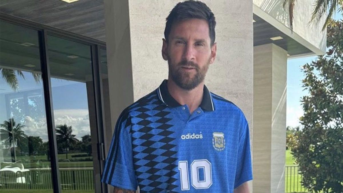 Lionel Messi posó con la camiseta que Maradona usó en el Mundial del 94.