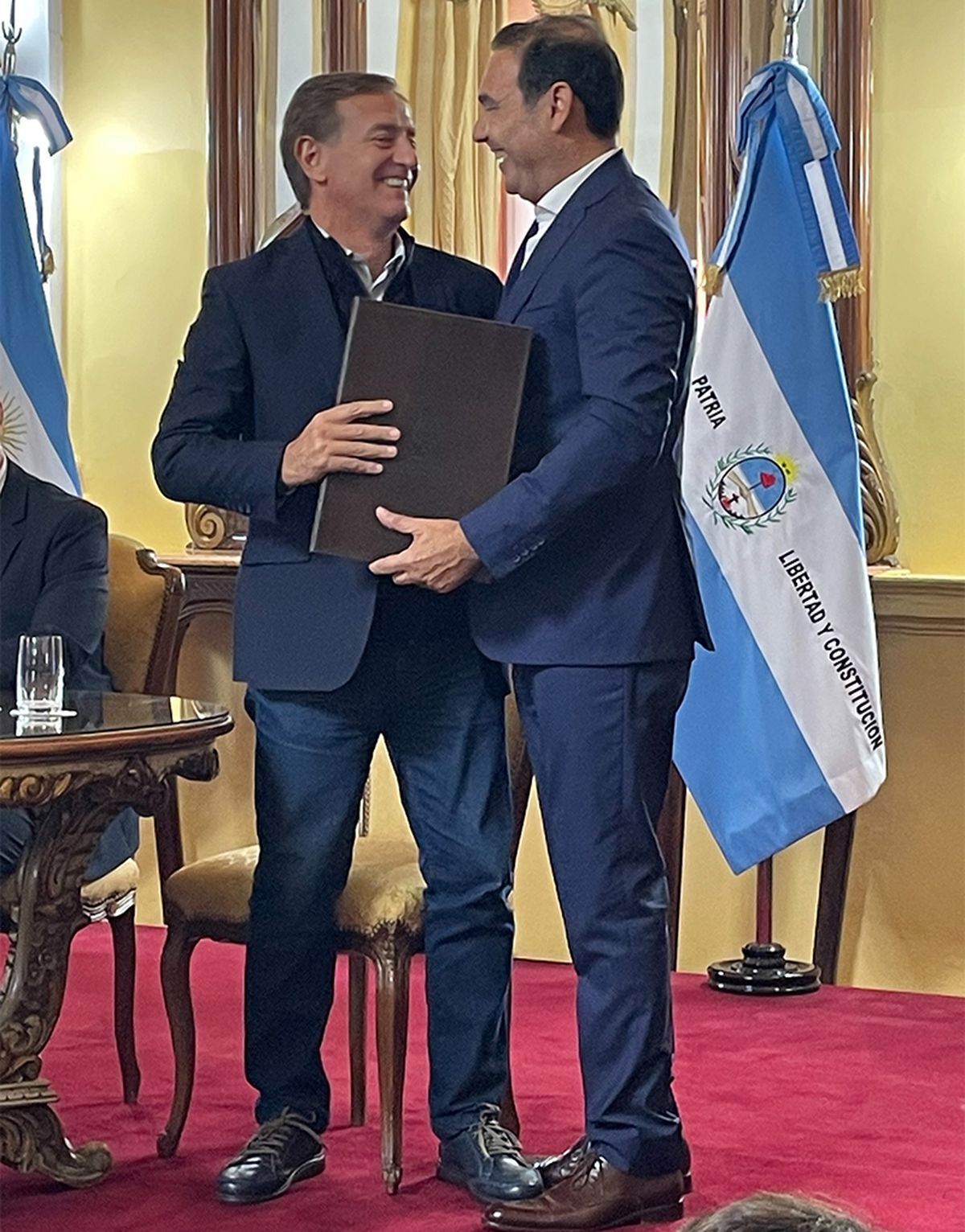 El gobernador Rodolfo Suarez junto a su par de Corrientes, Gustavo Valdés.