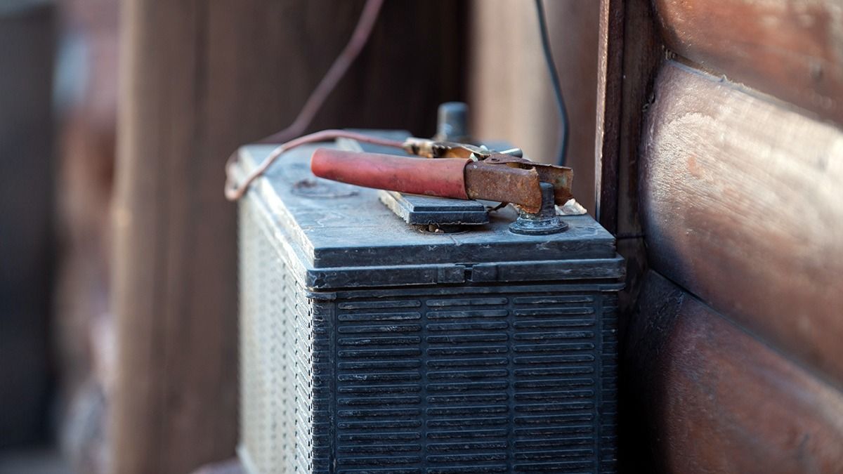 La batería de auto que -radio mediante- trae música al patio de don Segundo.