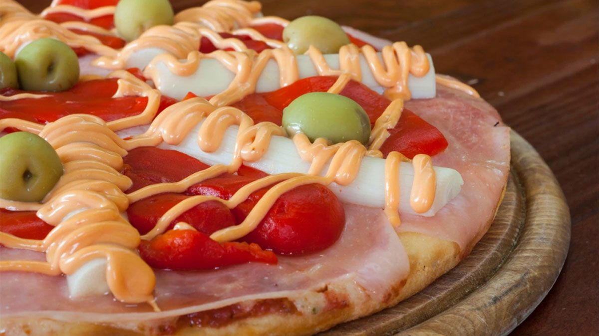 La receta de pizza casera de palmitos y salsa golf, es una delicia que tiene muchos fieles seguidores en la Argentina.
