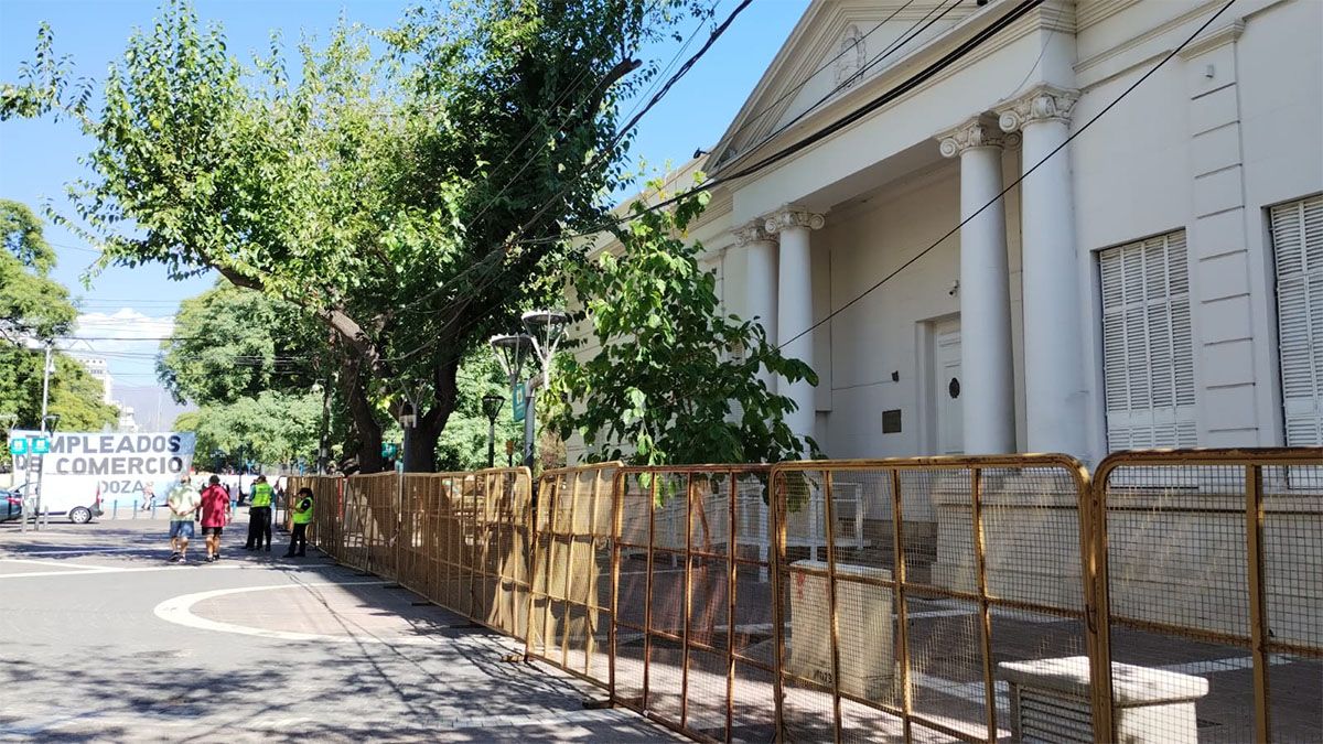 Vallaron la Legislatura a la espera de la concentración por el paro general de la CGT. Empleados de comercio fueron algunos de los primeros en llegar. Vallaron la Legislatura a la espera de la concentración por el paro general de la CGT. Empleados de comercio fueron algunos de los primeros en llegar.