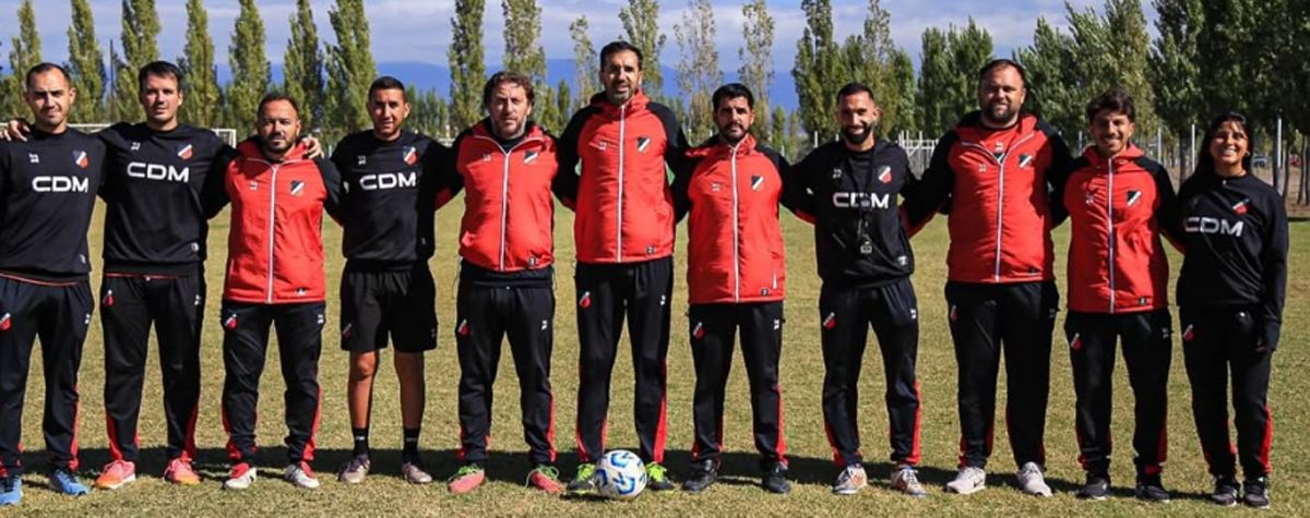 El nuevo entrenador y sus colaboradores en el Deportivo Maip&uacute;.