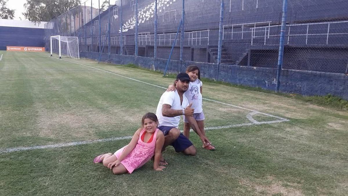 Meca junto a sus hijas, en 2014, en el verde césped del Bautista Gargantini.