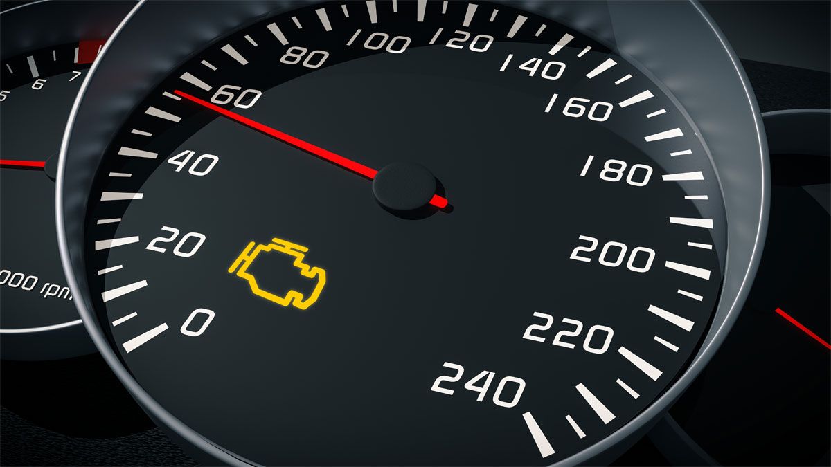 La luz de check engine del tablero del auto