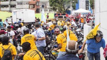 Chavistas encapuchados dispararon al aire durante una caravana opositora