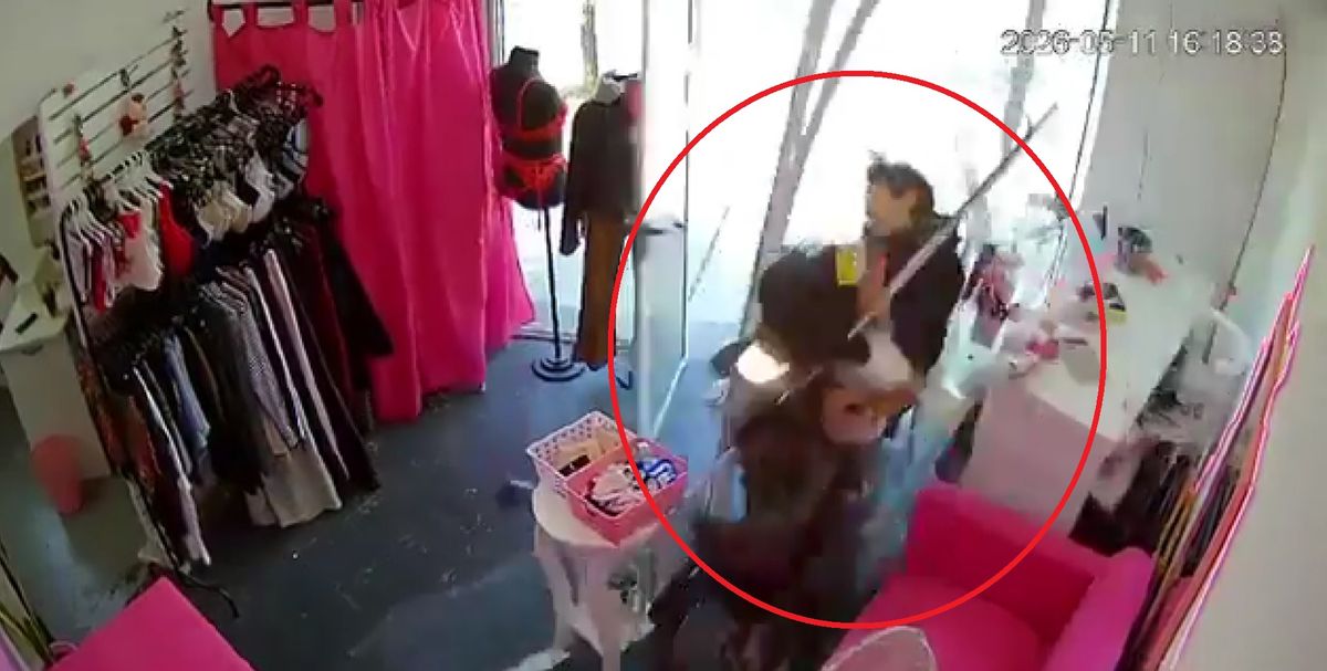 Las adolescentes de 14 años atravesaron la vidriera a toda velocidad. Imagen: captura de pantalla