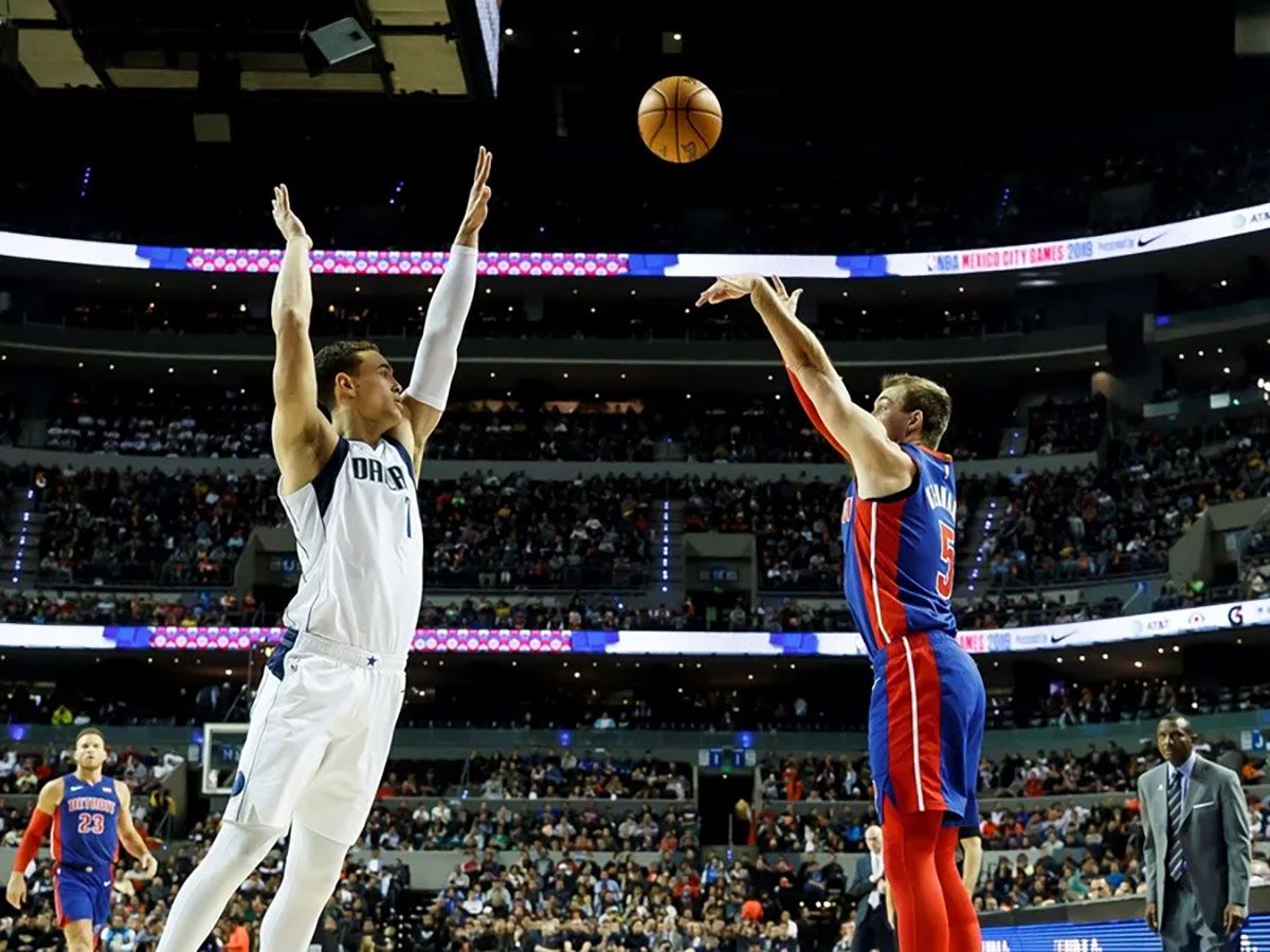 Un partido entre Detroit Pistons y Dallas Mavericks de la NBA