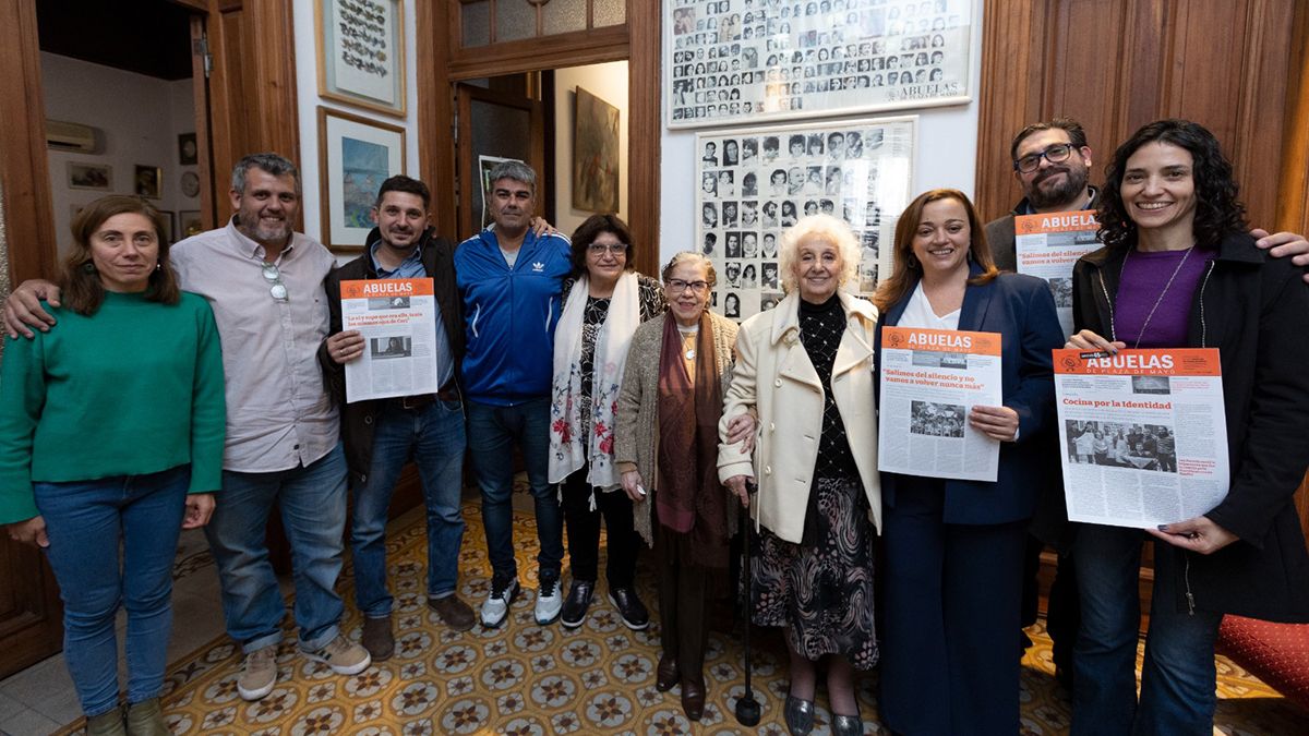 Integrantes de Abuelas de Plaza de Mayo junto a Cecilia Moreau.